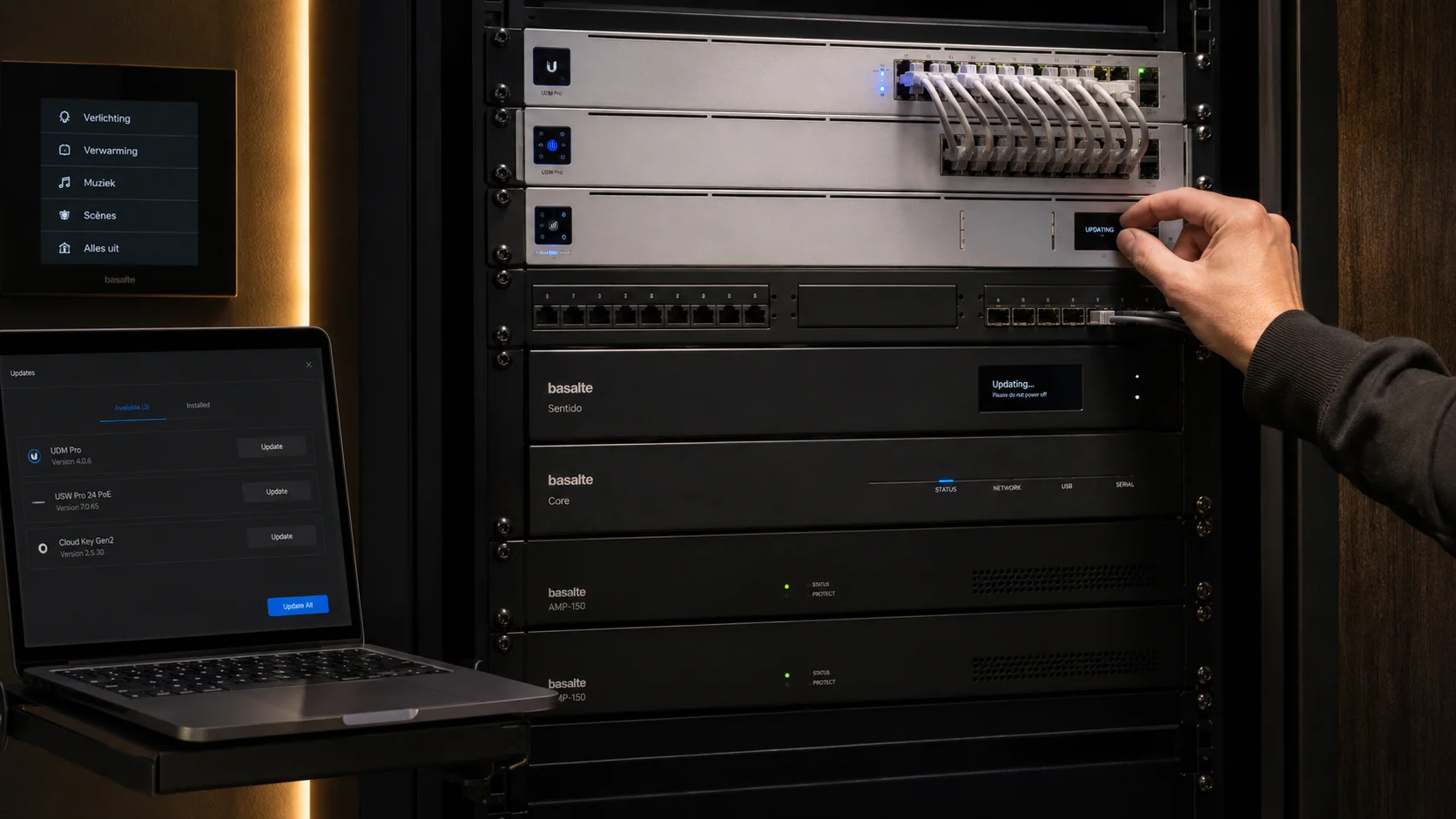 Onderhoud en firmware-updates aan een netwerk-rack met Ubiquiti netwerkapparatuur en Basalte versterkers en domotica